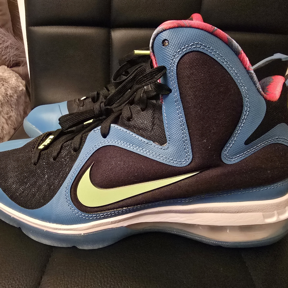 Nike lebron 11 Black and Blue Sneakers